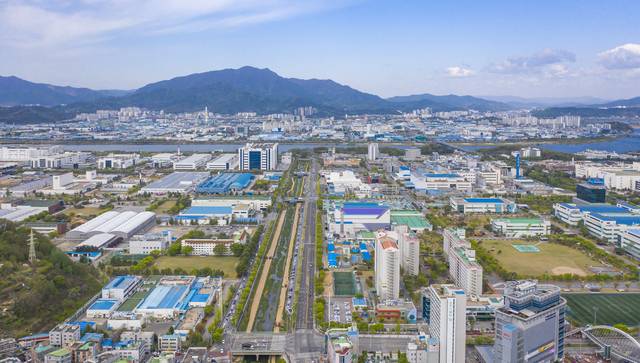 구미시가 최근 반도체·방산·인공지능(AI) 관련 기업들을 잇따라 유치하며 첨단산업 투자 거점으로 다시 살아나고 있다. 사진은 구미국가산단 1·2·3단지 전경. 구미시 제공