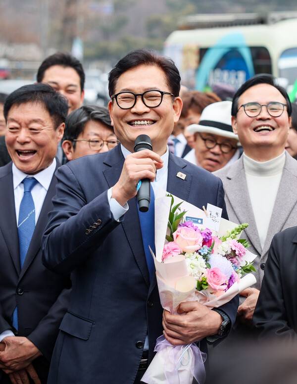 더불어민주당 전당대회 '돈봉투 살포' 의혹과 불법 정치자금 수수 혐의로 재판에 넘겨진 소나무당 송영길 대표가 13일 서초구 서울고등법원에서 열린 2심 선고 공판에서 무죄를 선고 받은 뒤 축하 꽃다발을 받고 입장을 밝히고 있다. 2026.2.13. 연합뉴스