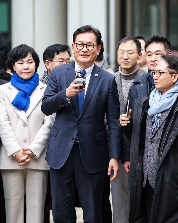 더불어민주당 전당대회 '돈봉투 살포' 의혹과 불법 정치자금 수수 혐의로 재판에 넘겨진 소나무당 송영길 대표가 13일 서초구 서울고등법원에서 열린 2심 선고 공판에서 무죄를 선고 받은 뒤 더불어민주당 의원들과 법원 청사 앞에 서서 입장을 밝히고 있다. 2026.2.13. 연합뉴스