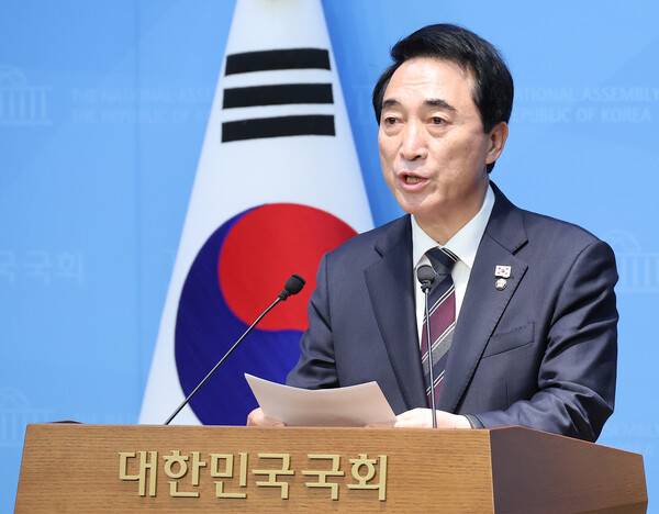 더불어민주당 박수현 수석대변인이 20일 서울 여의도 국회 소통관에서 국민의힘 나경원 의원 등에 대한 '국회 패스트트랙 충돌' 1심 선고와 관련 브리핑을 하고 있다. 2025.11.20. 연합뉴스