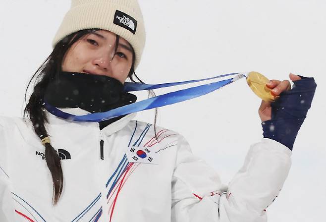 12일(현지시간) 이탈리아 리비뇨 스노파크에서 열린 2026 밀라노코르티나담페초 동계올림픽 스노보드 여자 하프파이프 결승에서 우승한 최가온이 금메달을 손에 들고 눈물을 글썽이고 있다. 사진=연합뉴스