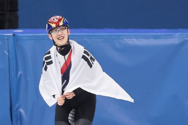 12일(현지시간) 이탈리아 밀라노 아이스스케이팅 아레나에서 열린 2026 밀라노ㆍ코르티나담페초 동계올림픽 쇼트트랙 남자 1,000m 결승에서 동메달을 획득한 한국 임종언이 태극기를 들고 기뻐하고 있다. 사진=연합뉴스