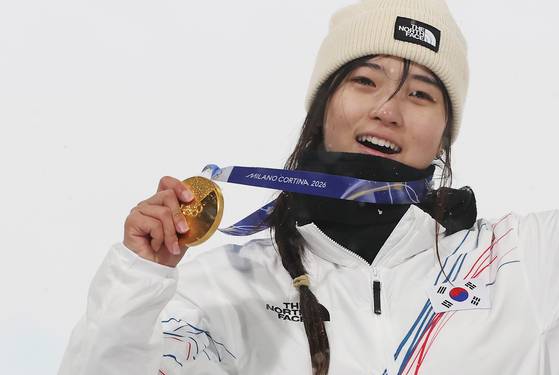 〈YONHAP PHOTO-3830〉 첫 금의 주인공, 최가온 (리비뇨=연합뉴스) 신준희 기자 = 12일(현지시간) 이탈리아 리비뇨 스노파크에서 열린 2026 밀라노-코르티나담페초 동계올림픽 스노보드 여자 하프파이프 결승에서 우승한 최가온이 시상대에서 금메달을 목에 걸고 눈물을 글썽이고 있다. 2026.2.13 hama@yna.co.kr/2026-02-13 06:18:50/ 〈저작권자 ⓒ 1980-2026 ㈜연합뉴스. 무단 전재 재배포 금지, AI 학습 및 활용 금지〉