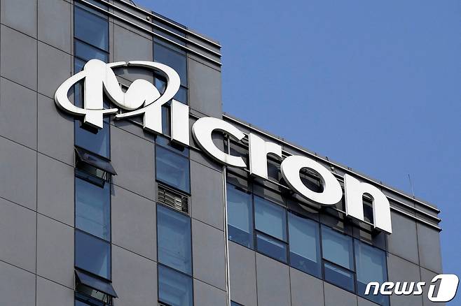 상하이 지사에 설치된 마이크론 로고 ⓒ 로이터=뉴스1