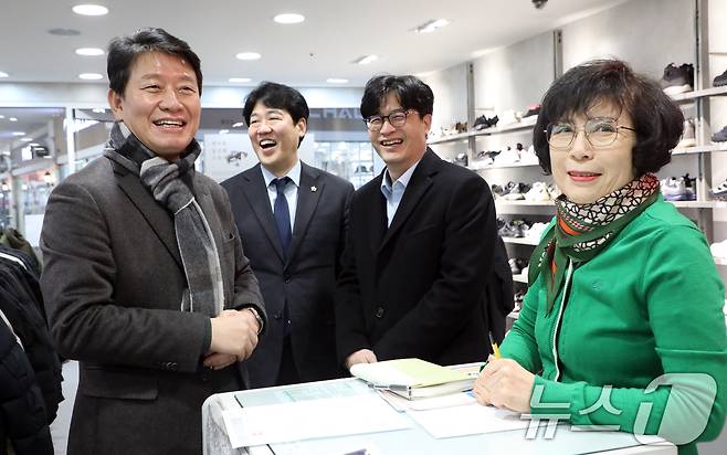 13일 광주 서구 세정아울렛에서 조인철 더불어민주당 국회의원(왼쪽)과 강수훈 광주시의원, 박종찬 광주전남지방중소벤처기업청장이 상인과 만나 활짝 웃고있다. 이날부터 세정아울렛이 자율상권구역으로 지정돼 온누리상품권 가맹이 가능해졌다. 2026.2.13 ⓒ 뉴스1 이수민 기자