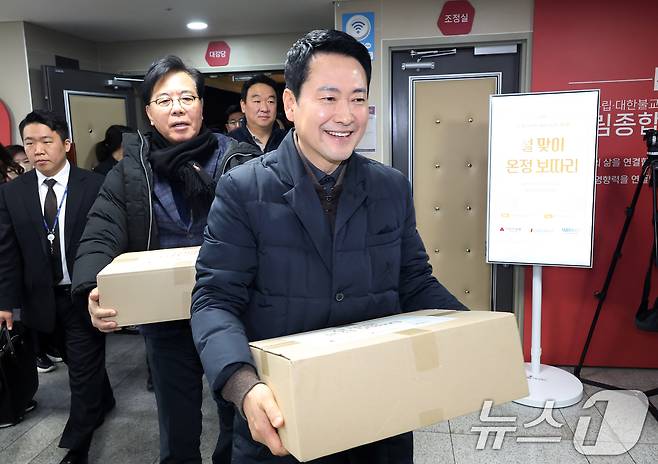 장동혁 국민의힘 대표와 송언석 원내대표가 13일 오전 서울 중구 중림종합사회복지관에서 열린 약자와의동행위원회 설맞이 봉사활동에서 설 맞이 온정 보따리를 전달하기 위해 이동하고 있다. (공동취재) 2026.2.13 ⓒ 뉴스1 김명섭 기자