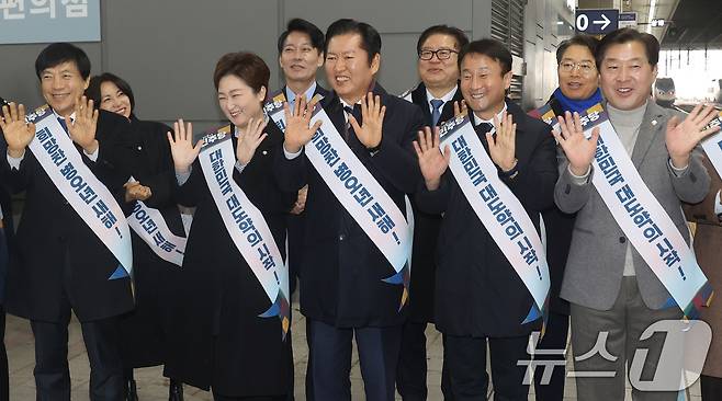 정청래 대표와 한병도 원내대표를 비롯한 더불어민주당 지도부가 13일 서울 용산역에서 시민들에게 귀성 인사를 하고 있다. (공동취재) 2026.2.13 ⓒ 뉴스1 이승배 기자