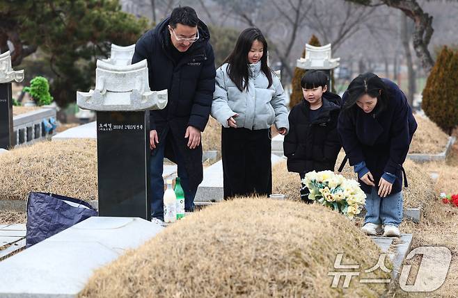 설날을 닷새 앞둔 12일 인천 부평구 인천가족공원을 찾은 한 가족이 성묘하고 있다. 2026.2.13 ⓒ 뉴스1 김도우 기자