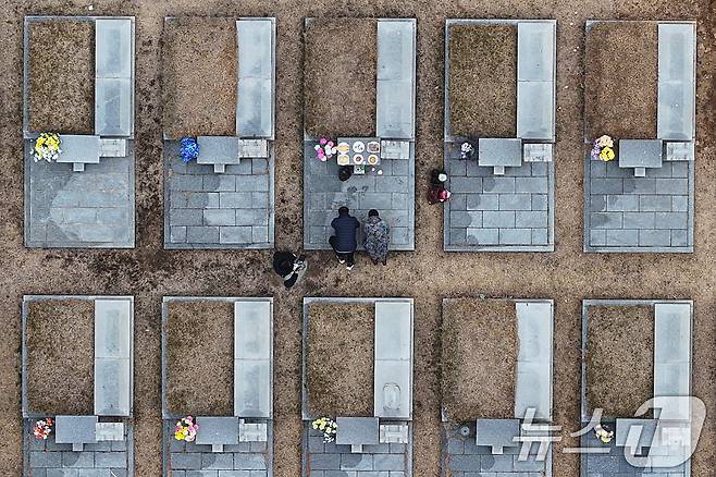 설날을 닷새 앞둔 12일 인천 부평구 인천가족공원을 찾은 한 가족이 성묘하고 있다. 2026.2.13 ⓒ 뉴스1 김도우 기자