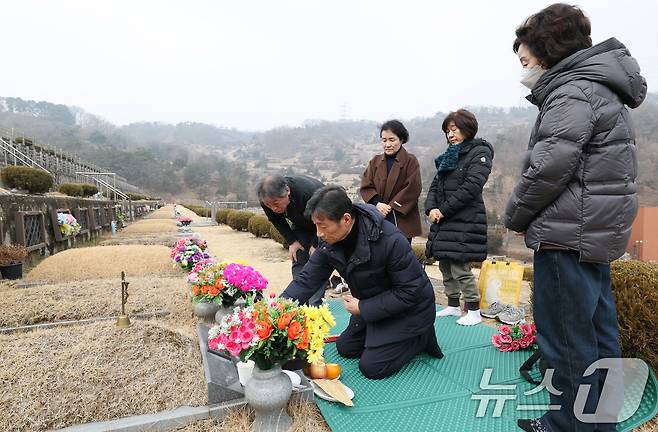 설 연휴를 하루 앞둔 13일 경기 용인시 처인구 천주교용인공원묘원에서 성묘객들이 가족의 묘를 찾아 성묘를 하고 있다. 2026.2.13 ⓒ 뉴스1 김영운 기자