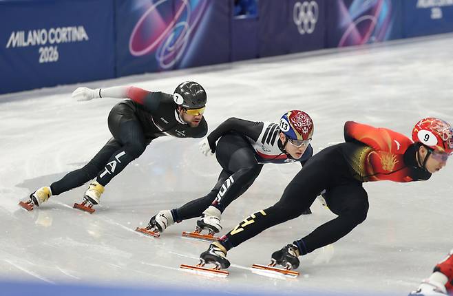 임종언이 13일(한국시간) 이탈리아 밀라노 아이스스케이팅 아레나에서 열린 2026 밀라노ㆍ코르티나 동계올림픽 쇼트트랙 남자 1000m 결승에서 질주하고 있다. 사진 | 연합뉴스
