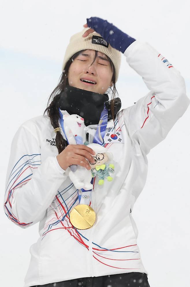 최가온, 눈물의 금메달
(리비뇨=연합뉴스) 류영석 기자 = 12일(현지시간) 이탈리아 리비뇨 스노파크에서 열린 2026 밀라노·코르티나담페초 동계 올림픽 스키 스노보드 여자 하프파이프 결선에서 90.25점을 획득해 금메달을 획득한 한국 최가온이 시상대에 올라 눈물을 흘리며 팔을 들어보이고 있다. 2026.2.13