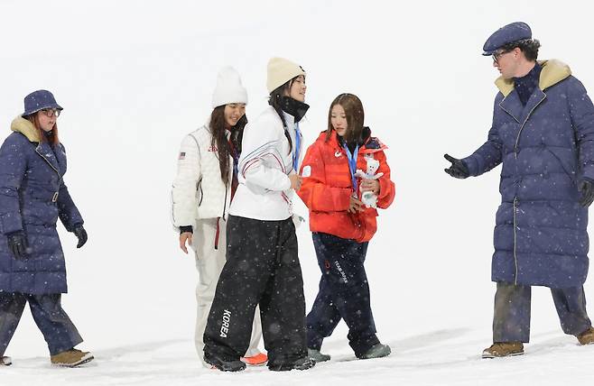 다리 저는 최가온
(리비뇨=연합뉴스) 류영석 기자 = 12일(현지시간) 이탈리아 리비뇨 스노파크에서 열린 2026 밀라노·코르티나담페초 동계 올림픽 스키 스노보드 여자 하프파이프 결선에서 90.25점을 획득해 금메달을 획득한 한국 최가온이 시상식을 마친 뒤 다리를 절며 걸어가고 있다. 2026.2.13
