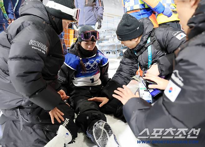 13일(한국시간) 이탈리아 리비뇨 스노파크에서 열린 스키 스노보드 여자 하프파이프 결선에서 최가온이 90.25점을 획득해 금메달을 차지했다. 1차 시기 후 크게 넘어진 후 몸 상태를 확인하고 있는 최가온. 리비뇨(이탈리아)=송정헌 기자songs@sportschosun.com/2026.02.13/