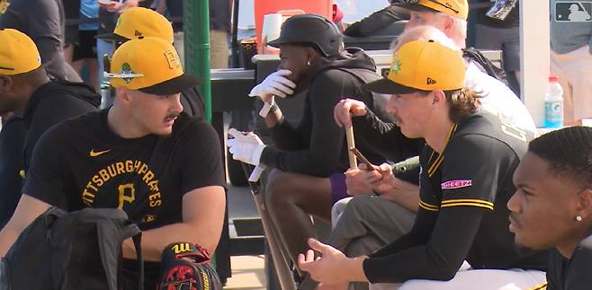 피츠버그 코너 그리핀(왼쪽)이 13일(한국시각) 스프링트레이닝이 열리고 있는 브래든턴 캠프에서 휴식 중 투수 버바 챈들러와 이야기를 나누고 있다. 사진=MLB.com 캡처