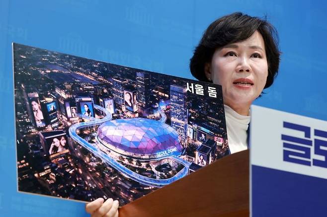 (서울=연합뉴스) 신현우 기자 = 더불어민주당 전현희 의원이 2일 국회 소통관에서 서울시장 출마를 선언하며 동대문디자인플라자(DDP) 자리에 서울 돔 아레나를 조성하겠다는 공약을 발표하고 있다. 2026.2.2