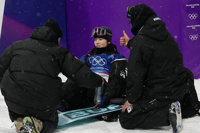12일(목) 이탈리아 리비뇨에서 열린 2026 동계올림픽 여자 스노보드 하프파이프 결승에서 경기 후 팀 동료들과 함께 기뻐하는 한국의 최가온 선수.AP 연합뉴스