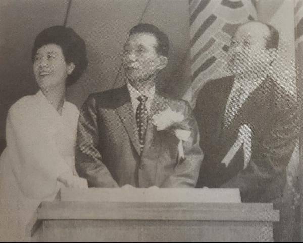 1971년 4월 12일 서울 지하철 1호선 기공식에 참석한 육영수(맨 왼쪽) 여사, 박정희(가운데) 대통령, 양택식 서울시장. 그러나 3년여 뒤인 1974년 8월 15일 지하철 개통식 때는 이런 모습을 볼 수 없었다. 왜냐하면......