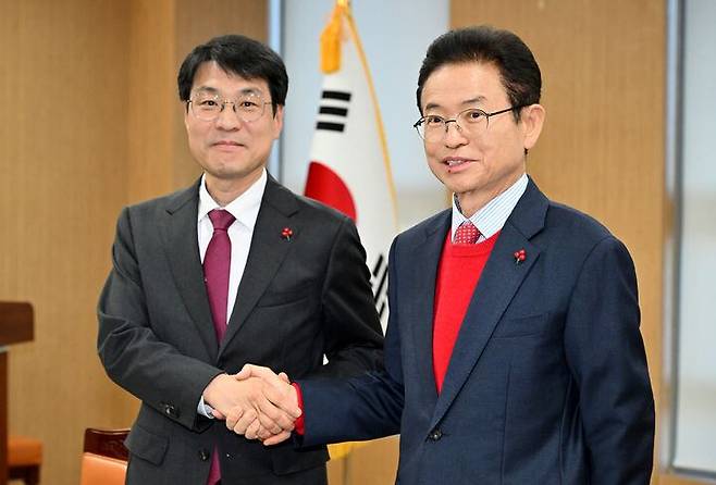 김정기(왼쪽) 대구시장 권한대행과 이철우 경북도지사/뉴시스