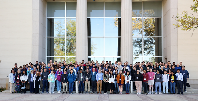 2025년 미국 솔트레이크시티에서 열린 가을 아이스큐브 협력단 미팅 기념 단체사진. 아이스큐브 협력단/미국 국립연구재단(NSF) 제공