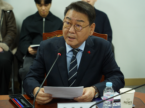 △12일 서울 여의도 국회의원회관 제10간담회의실에서 '글로벌경제 미래전략포럼: AI시대, 한국 게임산업의 미래는'이 개최됐다. 김교흥 국회문화체육관광위원회 위원장이 환영인사를 하고 있다.