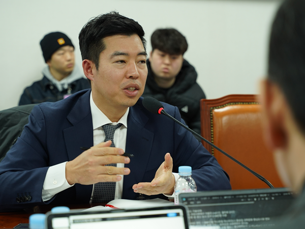 △12일 서울 여의도 국회의원회관 제10간담회의실에서 '글로벌경제 미래전략포럼: AI시대, 한국 게임산업의 미래는'이 개최됐다. 안준규 법부법인세종 변호사가 발제를 하고 있다.