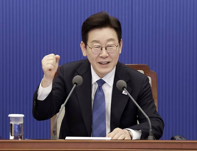 이재명 대통령이 지난 5일 청와대 여민관에서 열린 수석보좌관회의에서 밀라노·코르티나담페초 동계 올림픽 대한민국 선수단을 응원하며 화이팅을 외치고 있다. 연합뉴스