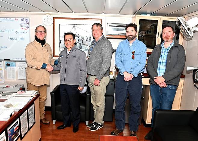 왼쪽에서 두 번째 HJ중공업 유상철 대표, 오른쪽에서 두 번째 MSC 짐 굿하트 부국장. HJ중공업 제공