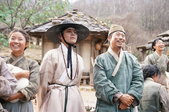 장항준 감독의 신작 영화 ‘왕과 사는 남자’는 단종 이홍위가 강원도 영월 광천골로 유배 와서 마을 사람들과 지낸 넉 달의 시간을 그려낸다. 쇼박스 제공
