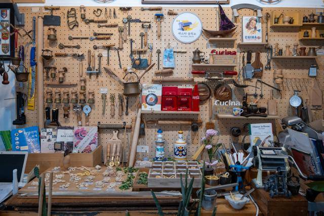 파스타 공작소 매장 한편에 걸려있는 파스타 머신과 도구들.