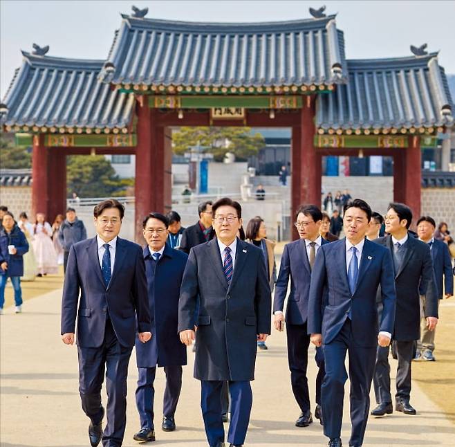 < 李, 경복궁 산책 > 이재명 대통령이 12일 청와대 참모진과 경복궁을 산책하고 있다. /청와대 제공