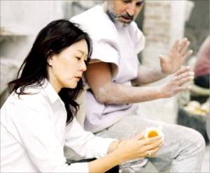 권재영 뮤씨엄 대표(왼쪽)가 이집트 장인과 상품 개발에 대해 의논하고 있다. /뮤씨엄 제공