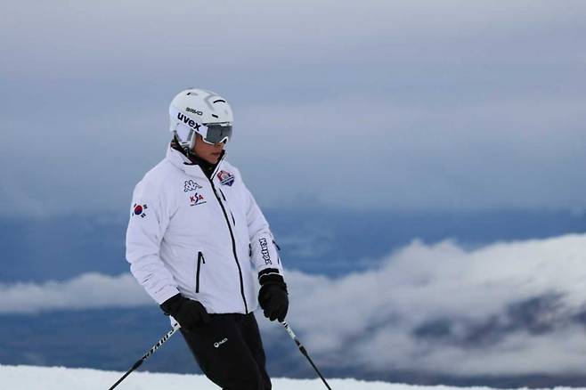신동빈 롯데그룹 회장이 2017년 뉴질랜드 카드로나 전지 훈련캠프장에 격려차 방문했다. / 사진=롯데 제공