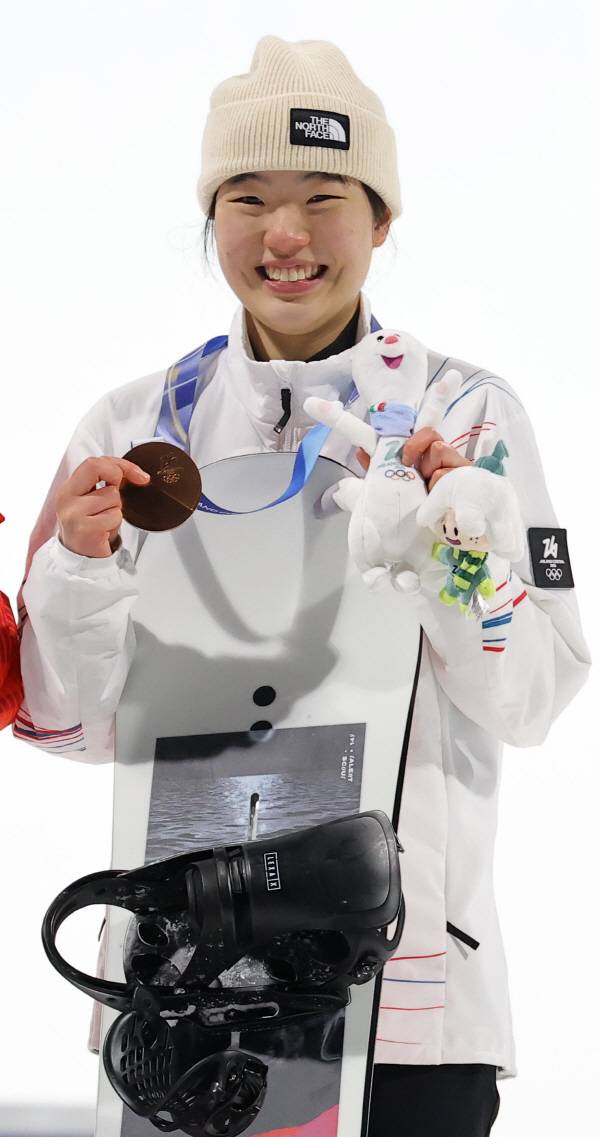지난 9일(현지시간) 2026 밀라노-코르티나담페초 동계올림픽 스노보드 여자 빅에어 시상식에서 동메달을 차지한 유승은이 기념촬영을 하고 있다. 연합뉴스