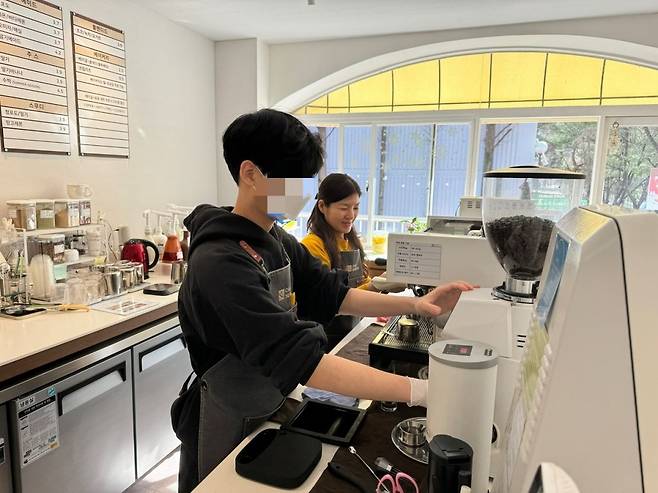 다움이(왼쪽)가 최근 서울 양천구 창일교회가 운영하는 카페 '시선'에서 일을 하고 있다. 창일교회 제공