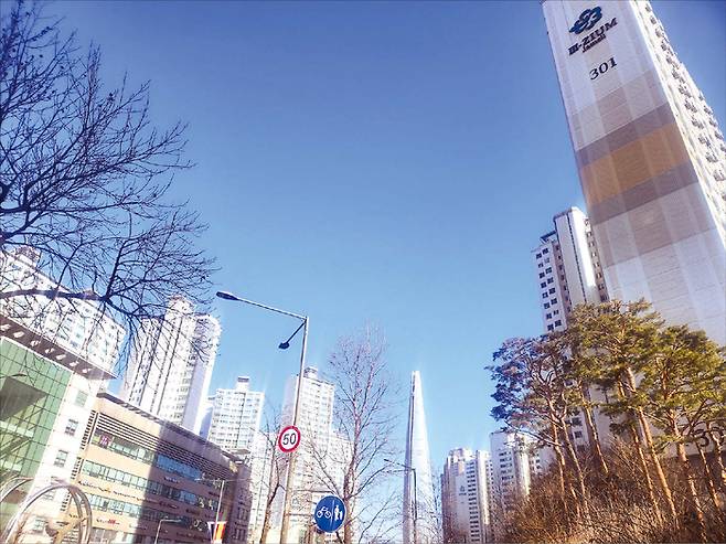 정부가 부동산 세금 강화 방침을 밝히자 서울 강남 집주인들이 촉각을 곤두세우는 모습이다. 사진은 송파구 잠실 아파트 단지. (조동현 기자)