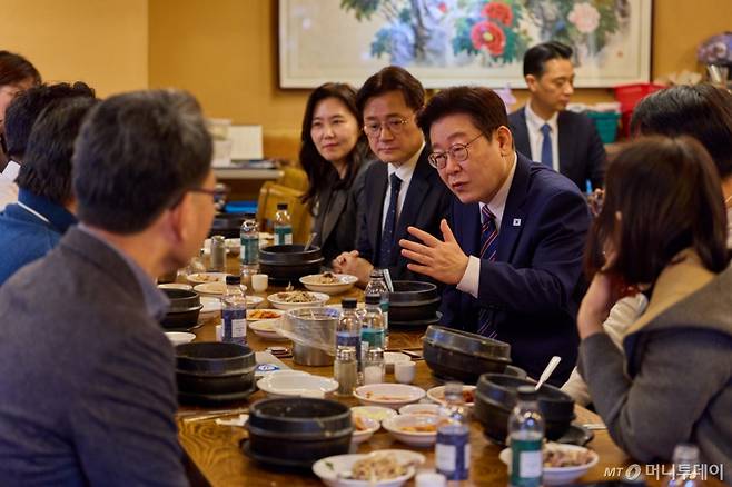 (서울=뉴스1) 이재명 기자 = 이재명 대통령이 12일 청와대 인근 삼계탕집을 찾아 오찬을 갖고 있다. (청와대 제공. 재판매 및 DB 금지) 2026.2.12/뉴스1 Copyright (C) 뉴스1. All rights reserved. 무단 전재 및 재배포, AI학습 이용 금지. /사진=(서울=뉴스1) 이재명 기자