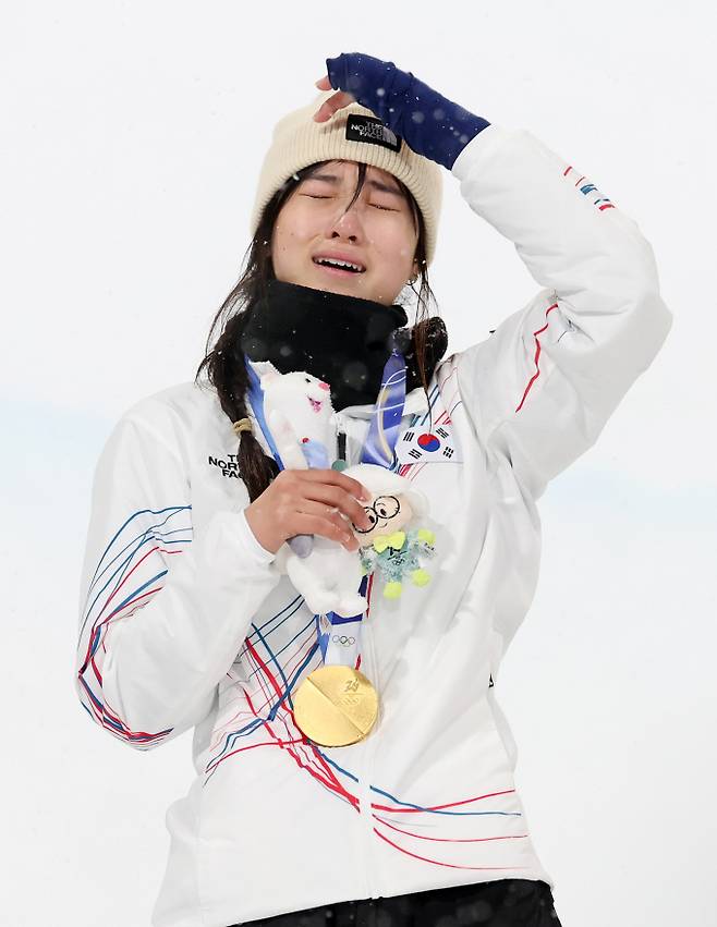 최가온이 2026 밀라노·코르티나담페초 동계올림픽 스노보드 여자 하프파이프에서 1위에 오르며 한국 선수단에 첫 금메달을 선사했다. 사진은 시상대에서 감격의 눈물을 흘리는 최가온. /사진=뉴스1