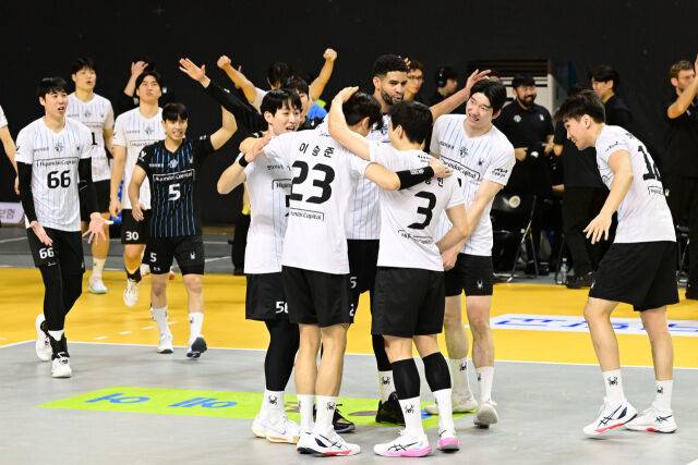 현대캐피탈이 세트 스코어 3-0으로 승리한 뒤 기뻐하고 있다. / 한국배구연맹(KOVO)