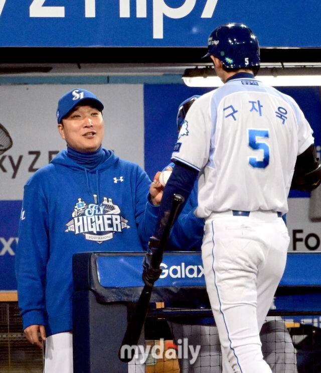 2025년 10월 13일 오후 대구 삼성라이온즈파크에서 열린 '2025 신한 SOL Bank KBO 포스트시즌' SSG 랜더스와 삼성 라이온즈의 준플레이오프 3차전 경기. 삼성 구자욱이 5회말 1사 2루서 SSG 이로운과 17구까지 가는 끈질긴 승부 끝에 아웃이 된 뒤 이진영 타격코치의 격려를 받고 있다./마이데일리