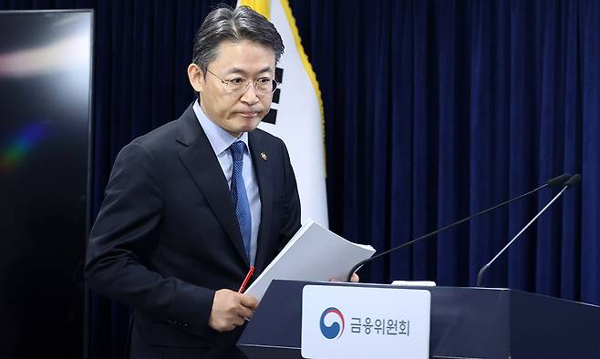 권대영 금융위원회 부위원장이 12일 서울 종로구 정부서울청사에서 '부실기업의 신속·엄정 퇴출을 위한 상장폐지 개혁방안'과 관련 브리핑을 위해 이동하고 있다. 뉴시스