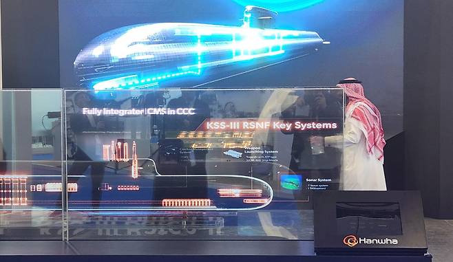 8일(현지시간) 사우디아라비아 리야드에서 열린 국제방산전시회(WDS)에서 관람객이 한화오션 부스를 방문해 장보고-III 잠수함 소개 영상을 보고 있다. 국방부 공동취재단