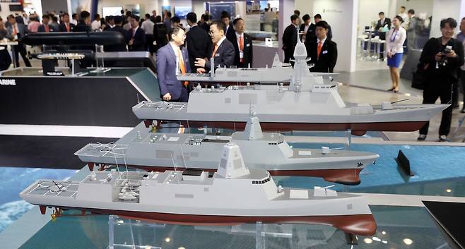 국제조선해양대제전이 열린 2023년 6월 7일 부산 해운대구 벡스코 제1전시장 내 한화오션 부스를 찾은 관람객들이 한국형 차세대 구축함과 잠수함 모형 등을 둘러보고 있다. 세계일보 자료사진