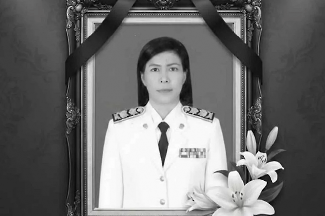 태국 사회는 학생들을 살리고 자신은 목숨을 잃은 사시팟 신사모손(54) 교장을 ‘용감한 스승’으로 추모하고 있다. 방콕포스트 캡처