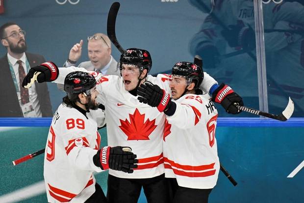 캐나다의 보 호뱃(가운데)이 12일(현지 시간) 이탈리아 밀라노 아이스하키 아레나에서 벌어진 밀라노·코르티나담페초 동계올림픽 남자 아이스하키 조별리그 체코전에서 골을 넣은 뒤 팀원들과 기쁨을 나누고 있다. AFP연합뉴스