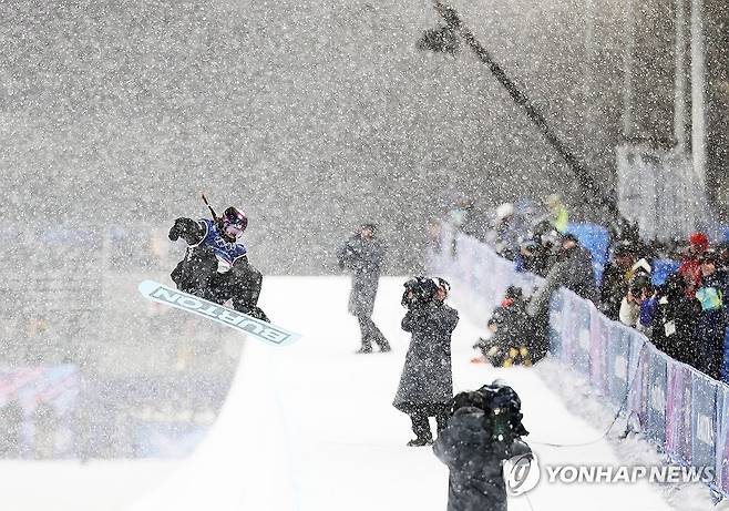 '더 이상 실수는 없다' (리비뇨=연합뉴스) 신준희 기자 = 12일(현지시간) 이탈리아 리비뇨 스노파크에서 열린 2026 밀라노-코르티나담페초 동계올림픽 스노보드 여자 하프파이프 결승에서 최가온이 3차시기를 시도하고 있다. 2026.2.13 hama@yna.co.kr