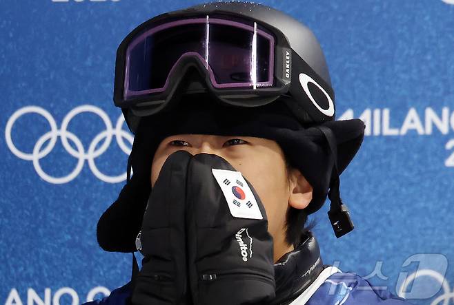 스노보드 이채운이 13일(현지시간) 이탈리아 리비뇨 스노파크에서 열린 2026 밀라노·코르티나담페초 동계올림픽 스노보드 남자 하프파이프 3차 결선 경기를 펼친 뒤 점수를 확인하고 있다. 이채운은 결선 3차에서 87.50점으로 최종 6위를 기록했다. 2026.2.14 ⓒ 뉴스1 김진환 기자