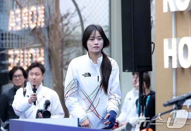 스노보드 여자 하프파이프에서 금메달을 차지한 최가온이 14일(현지시간) 이탈리아 밀라노의 빌라 네키 캄필리오(Villa Necchi Campiglio)에 마련된 코리아하우스에서 열린 기자회견에 참석하고 있다. 2026.2.14 ⓒ 뉴스1 김성진 기자