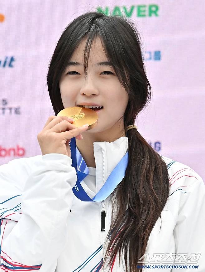 14일 이탈리아 밀라노 코리아하우스에서 스노보드 하프파이프 금메달리스트 최가온 기자회견이 열렸다. 금메달 들고 포즈 취하는 최가온. 밀라노(이탈리아)=송정헌 기자songs@sportschosun.com/2026.02.14/