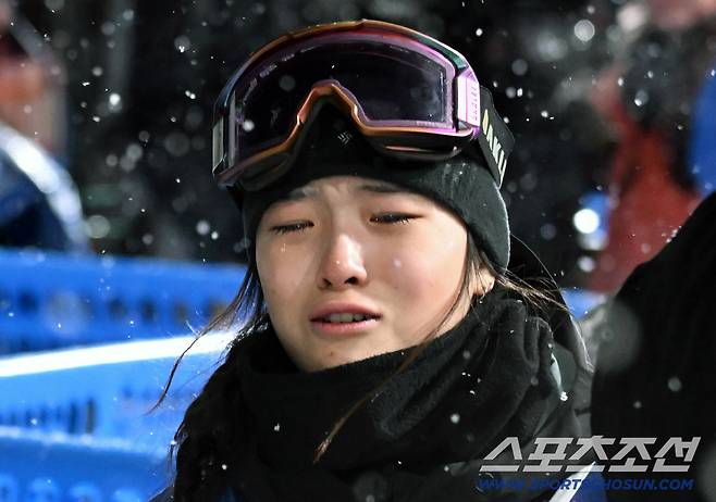 13일(한국시간) 이탈리아 리비뇨 스노파크에서 열린 스키 스노보드 여자 하프파이프 결선에서 최가온이 90.25점을 획득해 금메달을 차지했다. 3차 시기를 마친 후 눈물을 보이고 있는 최가온. 리비뇨(이탈리아)=송정헌 기자songs@sportschosun.com/2026.02.13/